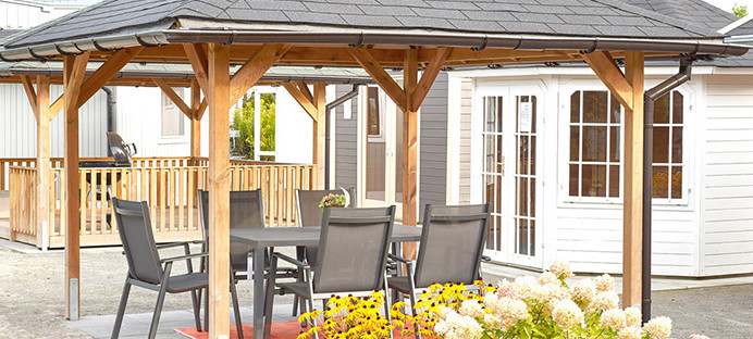 Pavillon mit Holzbalken und Schindeldach