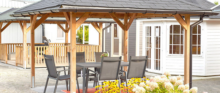Pavillon mit Holzbalken und Schindeldach