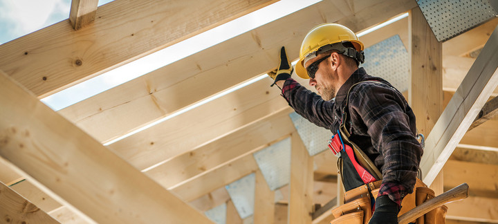 Zimmermannn im Dachstuhl aus Holz