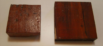 Zwei quadratische Holzstücke mit rötlicher Farbe und sichtbaren Bearbeitungsspuren.