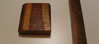 Zwei unterschiedlich geformte Holzblöcke mit sichtbarer Rindenstruktur und Farbverlauf.